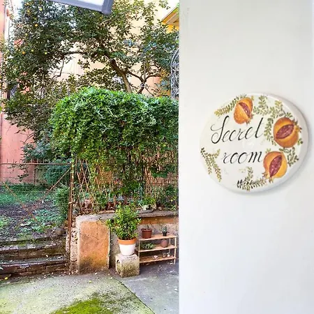 Secret - Un Nido Nascosto Nel Centro Storico Con Patio Su Giardino Fiorito Lägenhet *